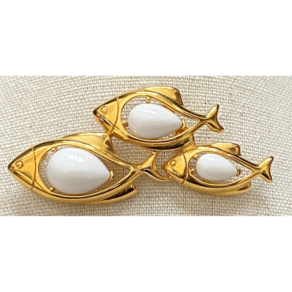 Vtg Trifari~ Gold Tone White Lucite Swimming Trio School of Fish Brooch